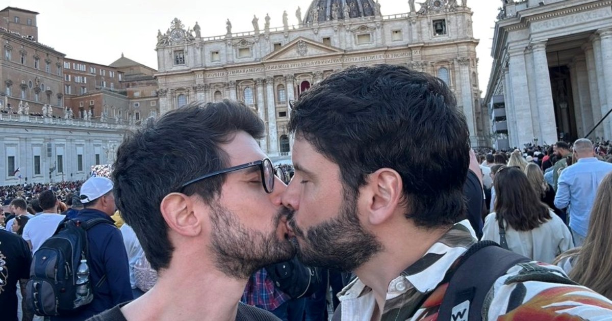 Širi se snimka s proglašenja novog pape, gay par se poljubio na Trgu svetog Petra