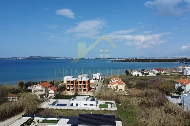 Prodaje se stan za 215.000 € samo 180 metara od mora