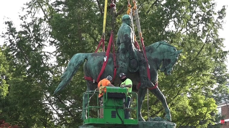 Charlottesville uklonio kip robovlasnika i generala Konfederacije, ljudi slavili