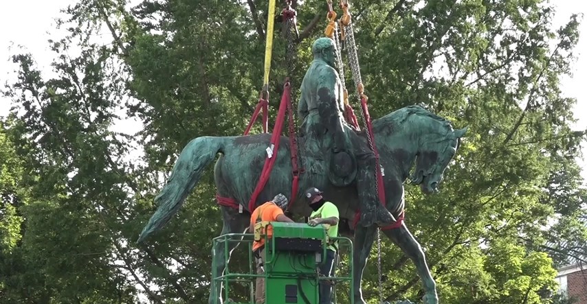 Charlottesville uklonio kip robovlasnika i generala Konfederacije, ljudi slavili