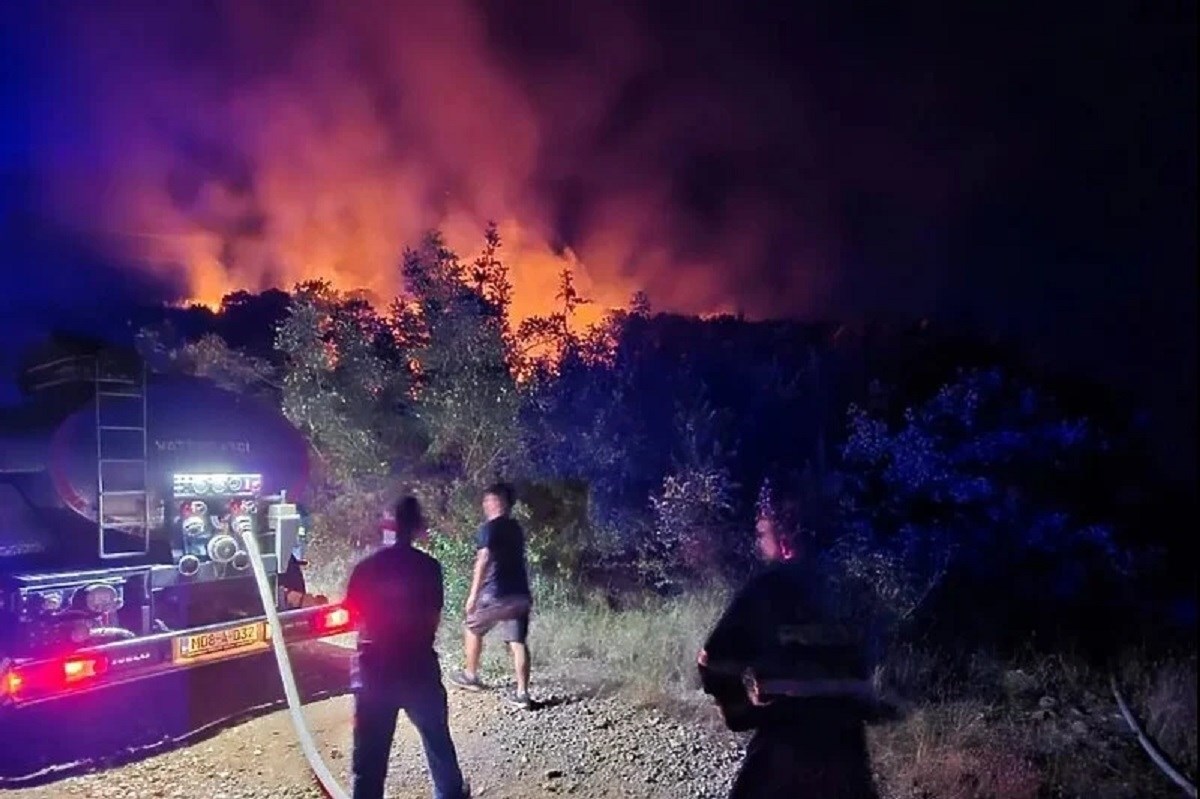 Gori kod Mostara, 24 sata se vatrogasci bore s vatrom. Prijete i redukcije vode