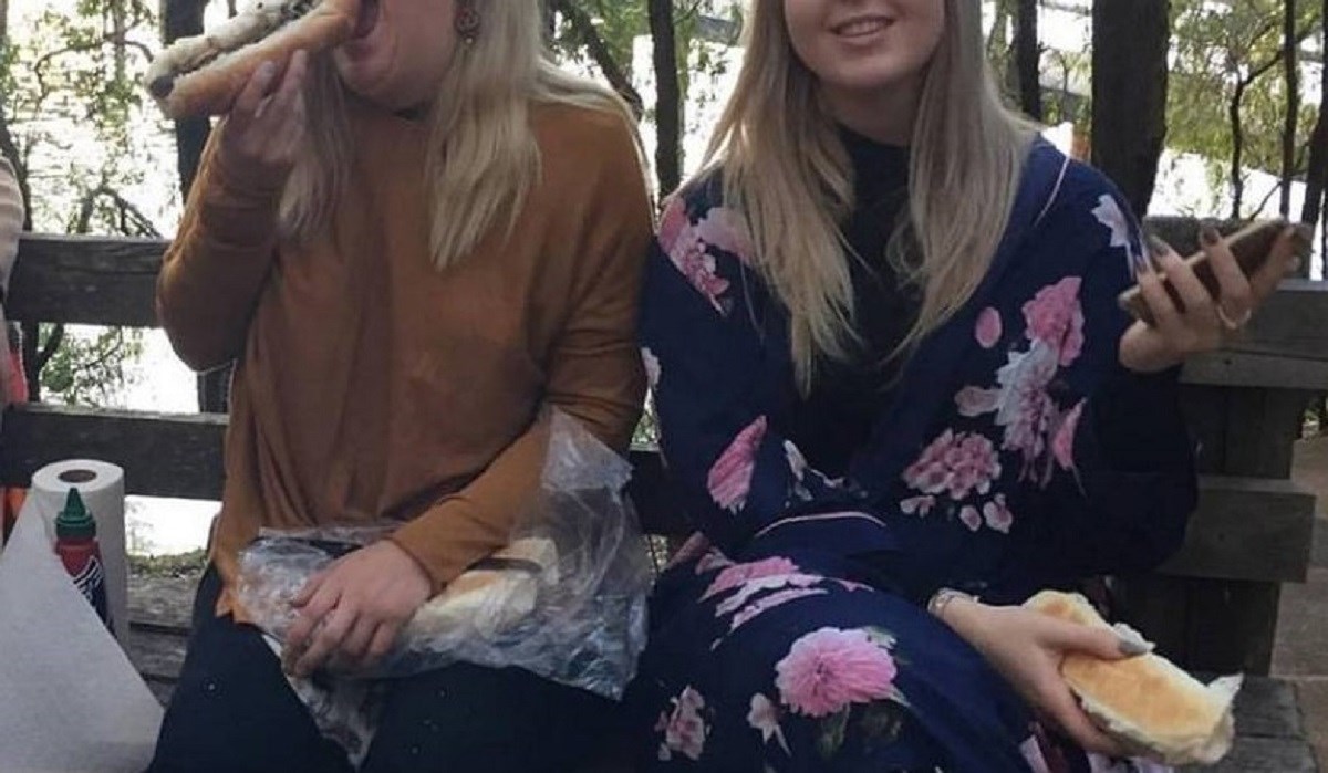 Fotografija dviju cura s hranom postala hit zbog face jedne od njih