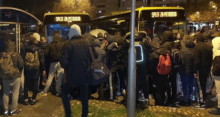 Torcida napunila treći šleper pa krenula za Petrinju. Splićani im pljeskali