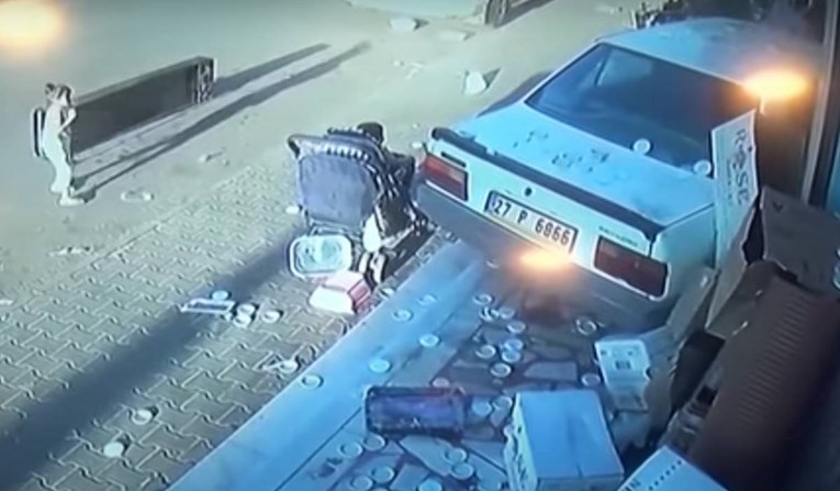 VIDEO Auto u Turskoj se zabio u dućan, za dlaku promašio dvoje male djece