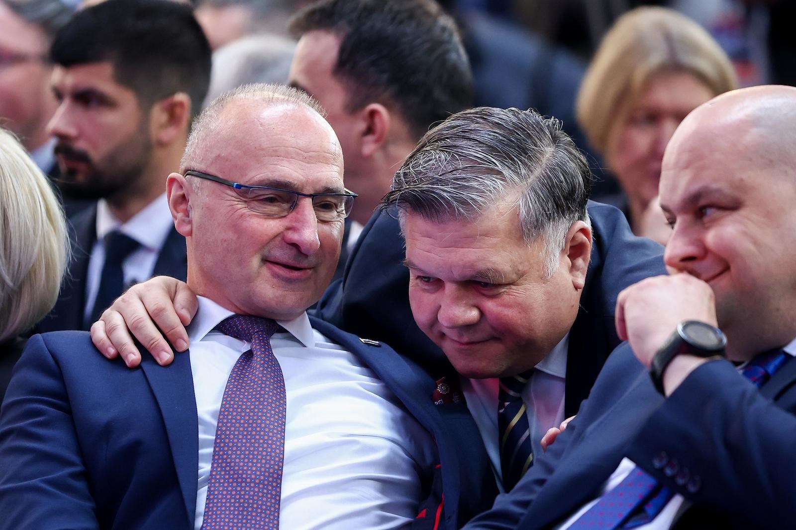 Ured za Hrvate i ove godine dodjeljuje dvije tisuće stipendija studentima u regiji