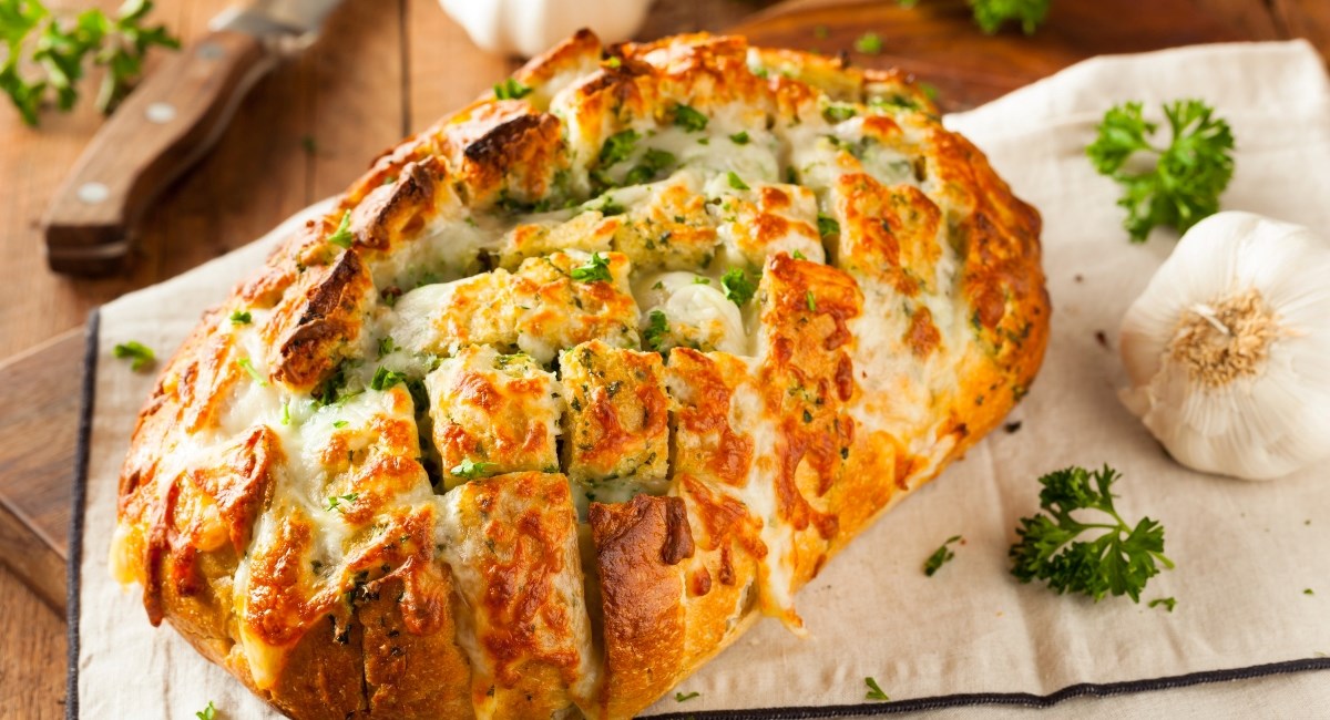 Najsočniji kruh sa sirom i češnjakom za obiteljska druženja - svi ga obožavaju