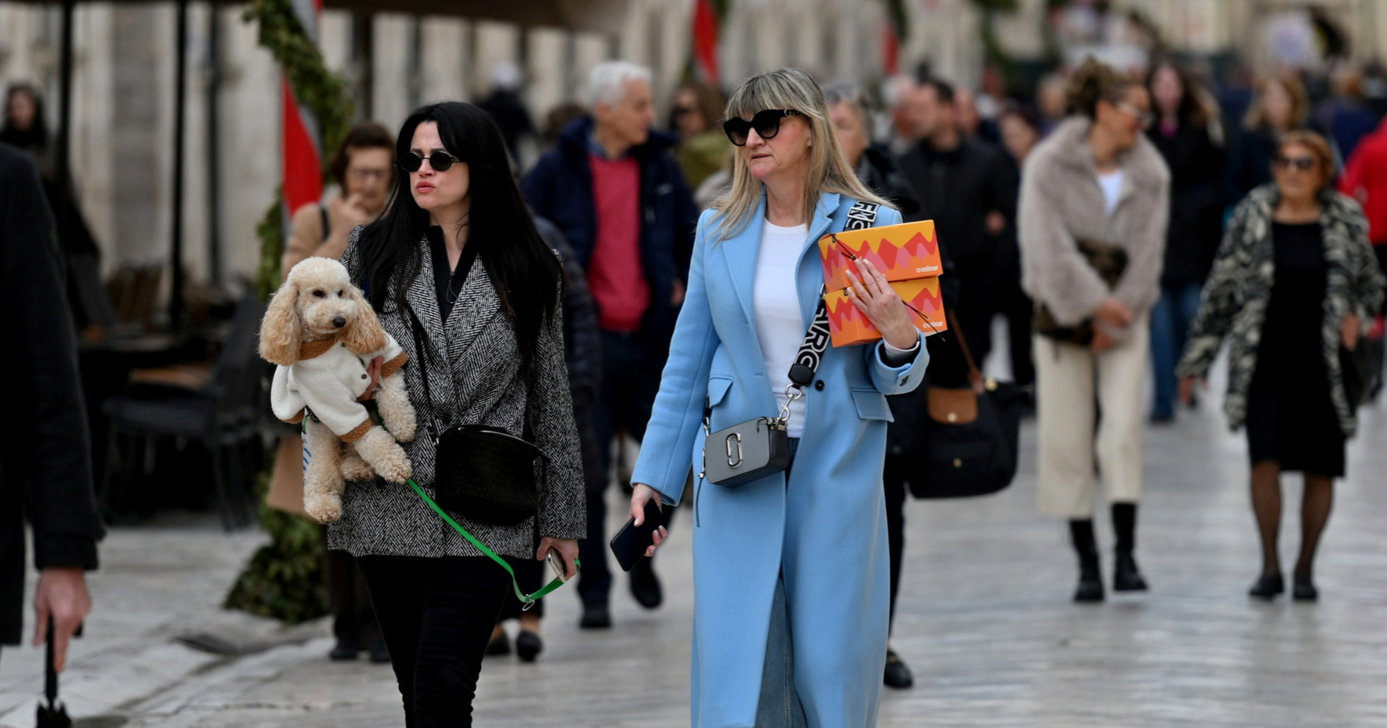 FOTO Nedjeljna šetnja Stradunom. Glavni modni detalj - sunčane naočale