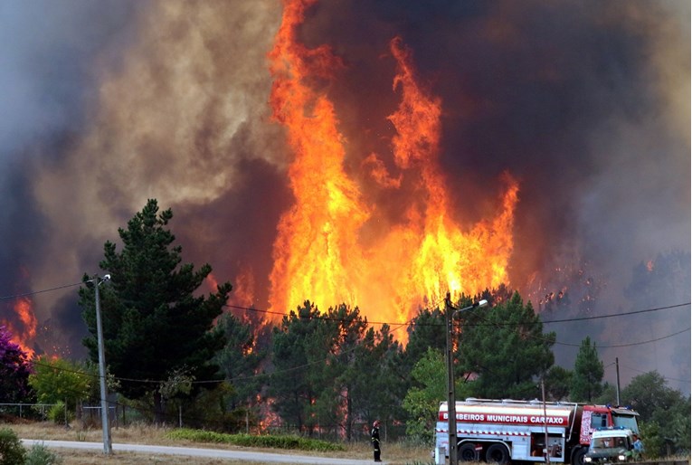 Zbog požara u Portugalu proglašeno stanje uzbune, jedna osoba kritično