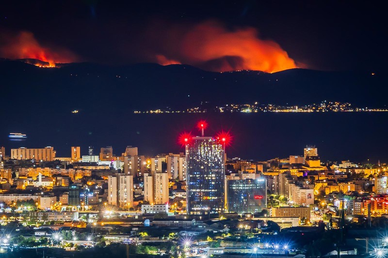 Pogled na Split i požar na Braču