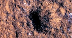 Siloviti udari meteorita u Mars, razbacane gromade leda