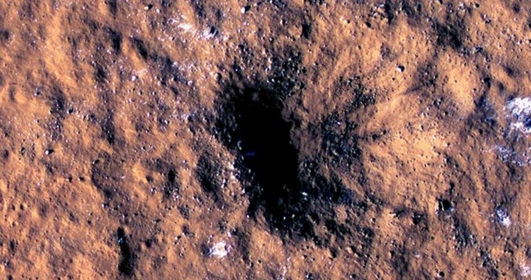 Siloviti udari meteorita u Mars, razbacane gromade leda