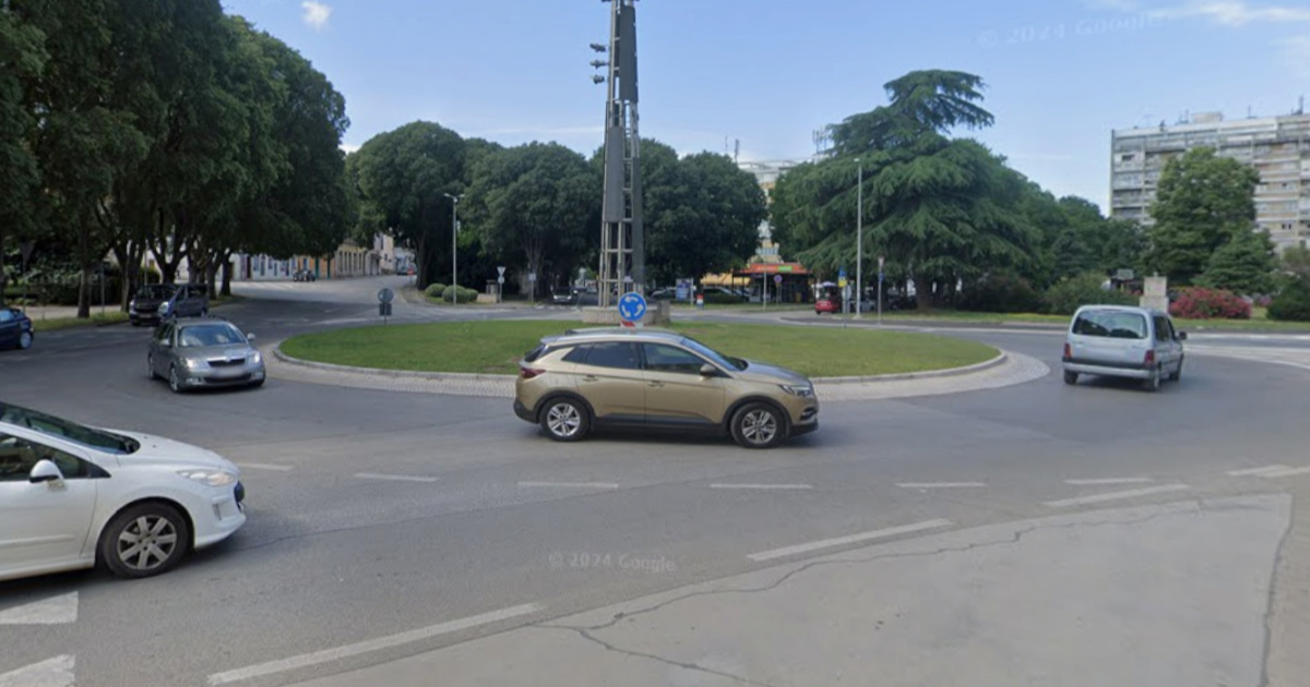 Mladi Nijemci bježali po Puli pa se namjerno zabili u policijski auto