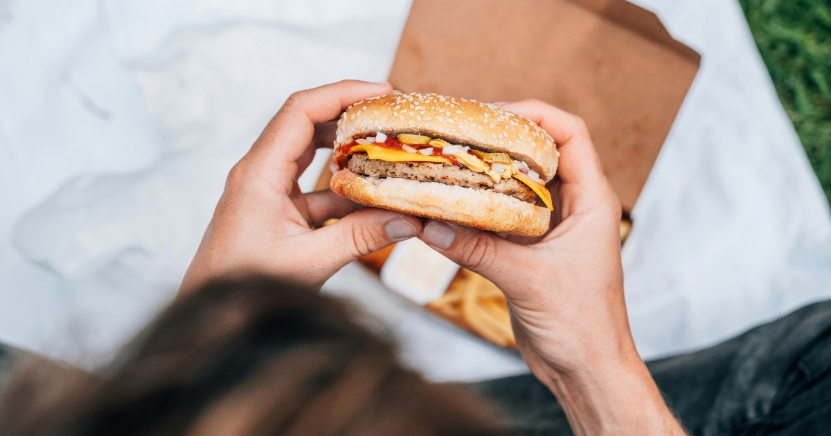 Znanstvenici otkrili koliko minuta života oduzima jedan cheeseburger