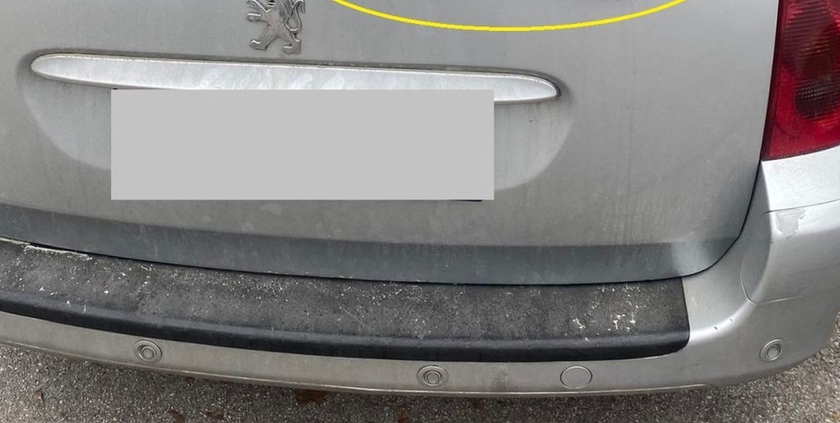 Prizor na stražnjem staklu automobila nasmijao Hrvate: "Treba se snaći"
