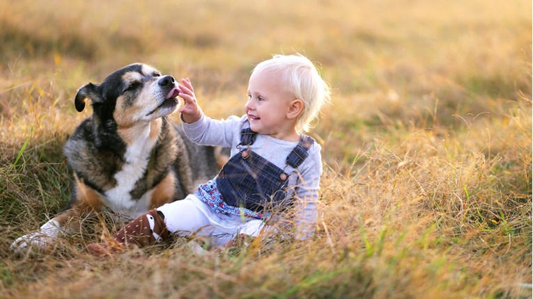 Djeca koja odrastaju uz pse, osim kućnog ljubimca imaju i najboljeg prijatelja