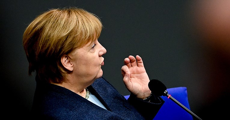 Merkel Nijemcima: Budite poput vojnika, Božić čestitajte videoporukama