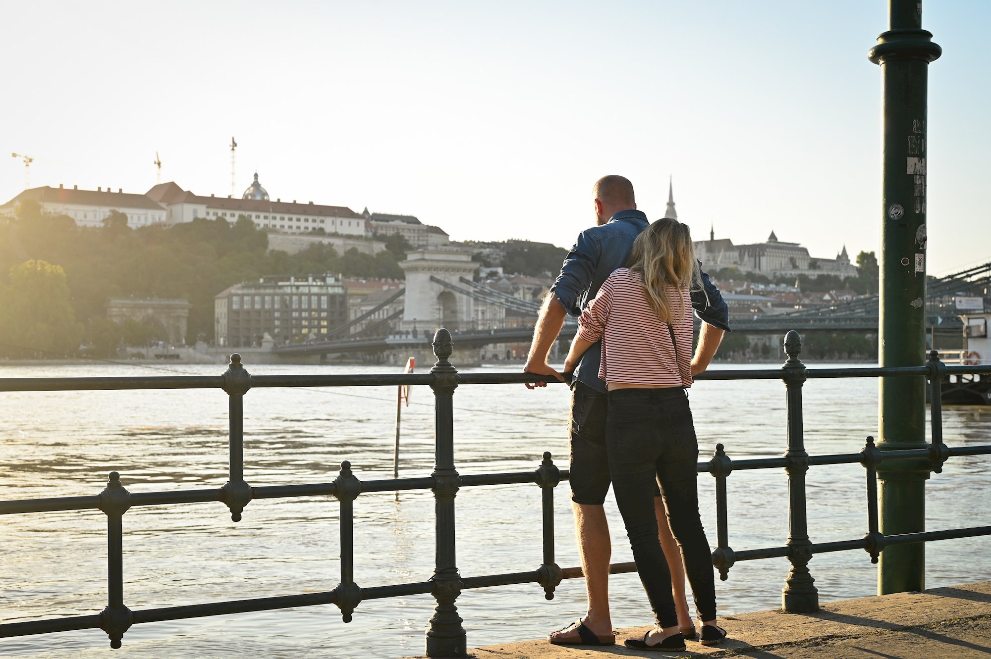 Nabujali Dunav u Budimpešti privukao turiste, fotkaju se i uživaju uz rijeku