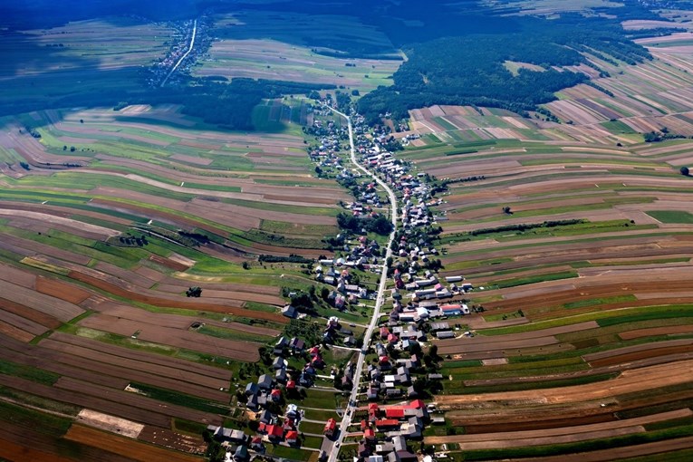 U ovom selu u Poljskoj svi stanovnici žive u jednoj ulici, prizori iz zraka su divni