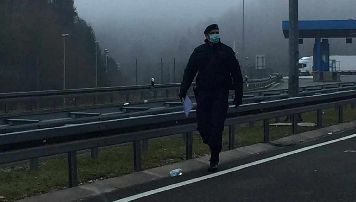 VIDEO Na granici je kaos: "Prošli smo 200 metara za četiri sata, radi samo jedan sanitarac"