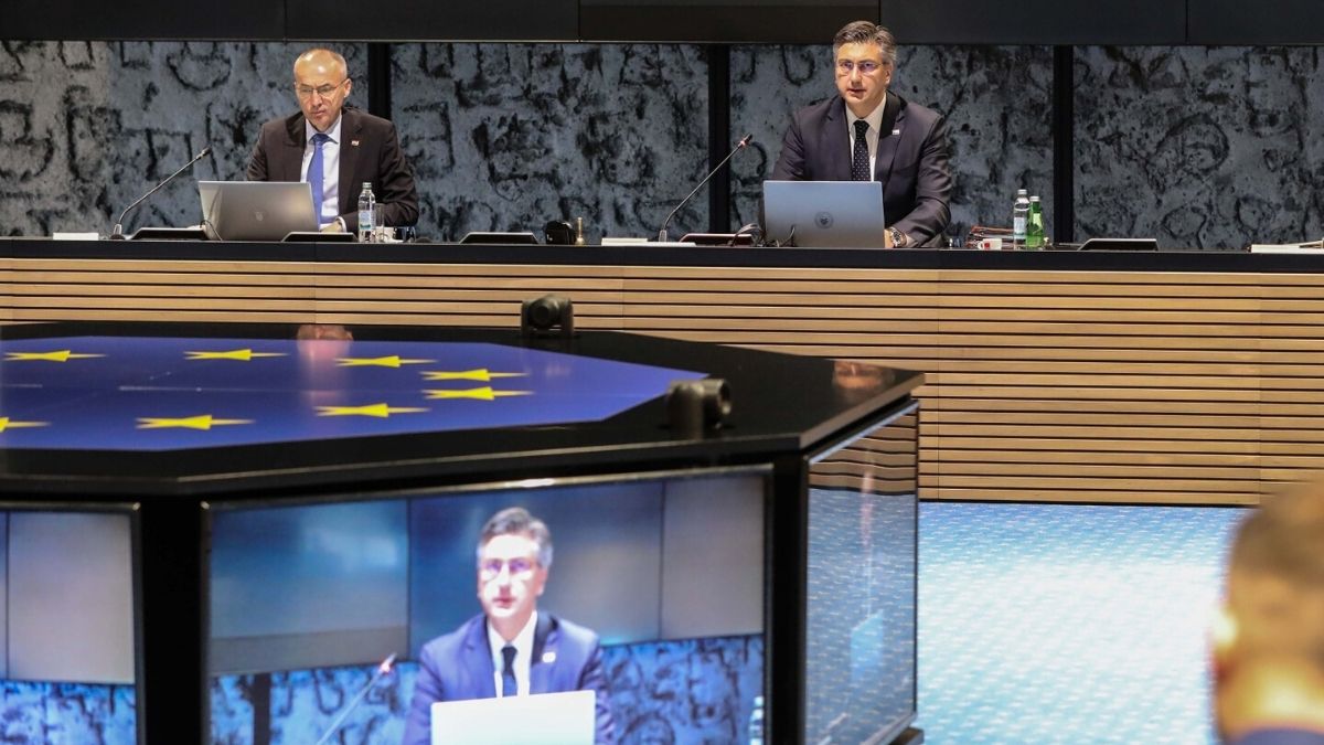 Državna uprava će raditi samo na nužnim poslovima, u dvije skupine