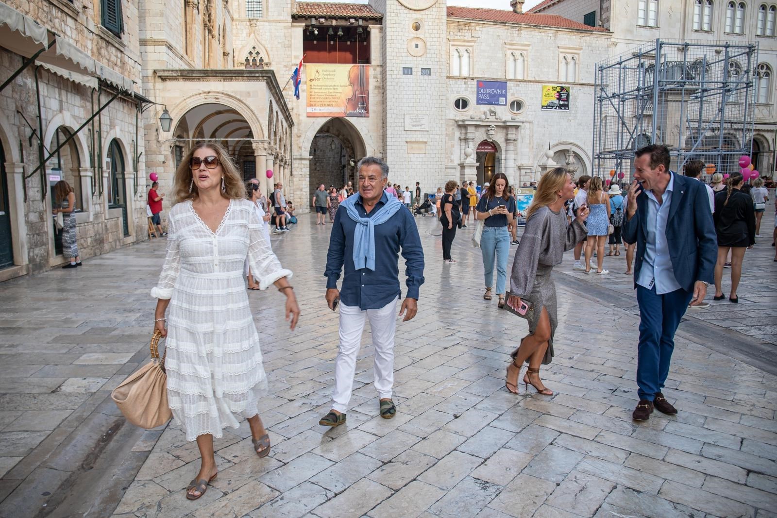 Slavica Ecclestone prošetala Stradunom u društvu legendarnog vozača Formule 1