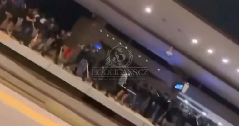 Grci objavili video: "Ovo je trenutak kada hrvatski huligani ulaze u podzemnu"