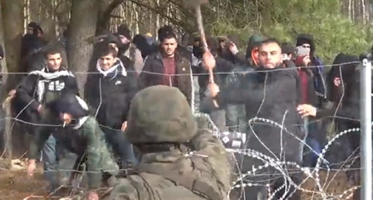 VIDEO Kaos na granici Europske unije, migranti razbili ogradu i ušli u Poljsku