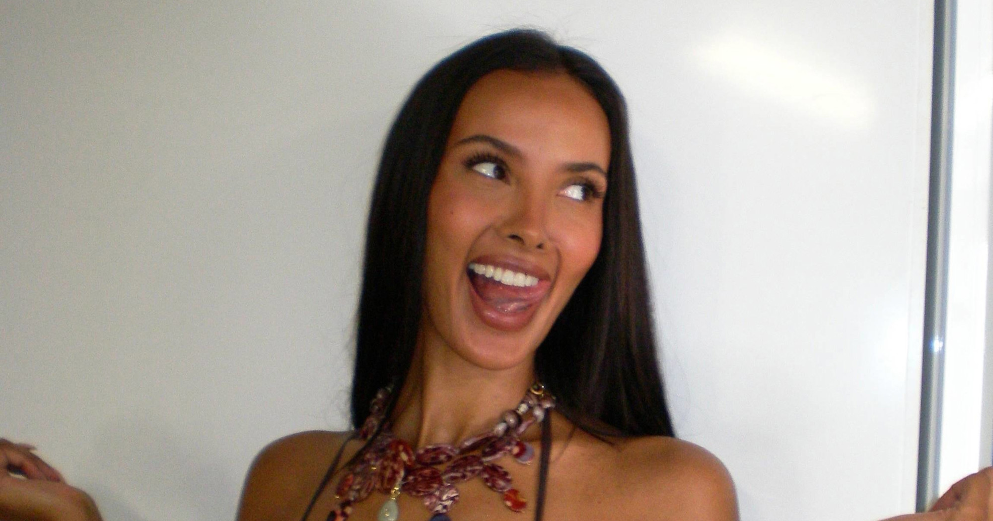 Maya Jama otkrila da su njezine lažne gole fotke poslali i njezinoj majci