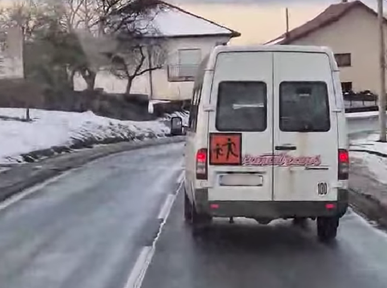 Snimka s ceste kod Kutine: "Da sam vidio djecu u kombiju, pozvao bih policiju"