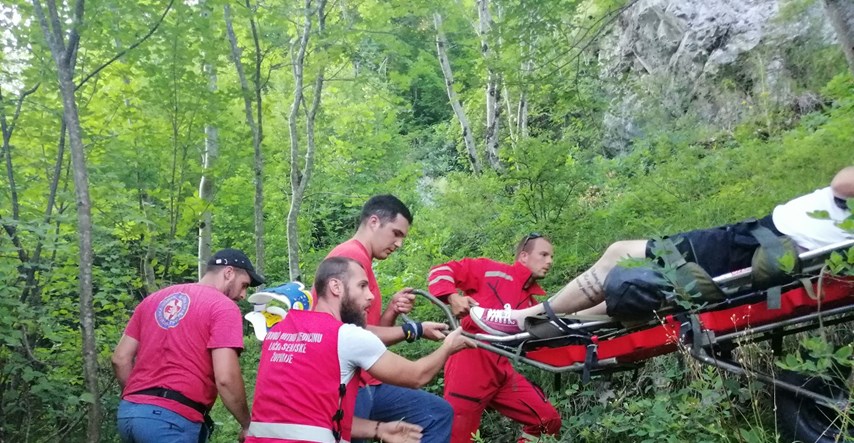 FOTO Mladić na Plitvicama pao sa slapa, spasio ga HGSS
