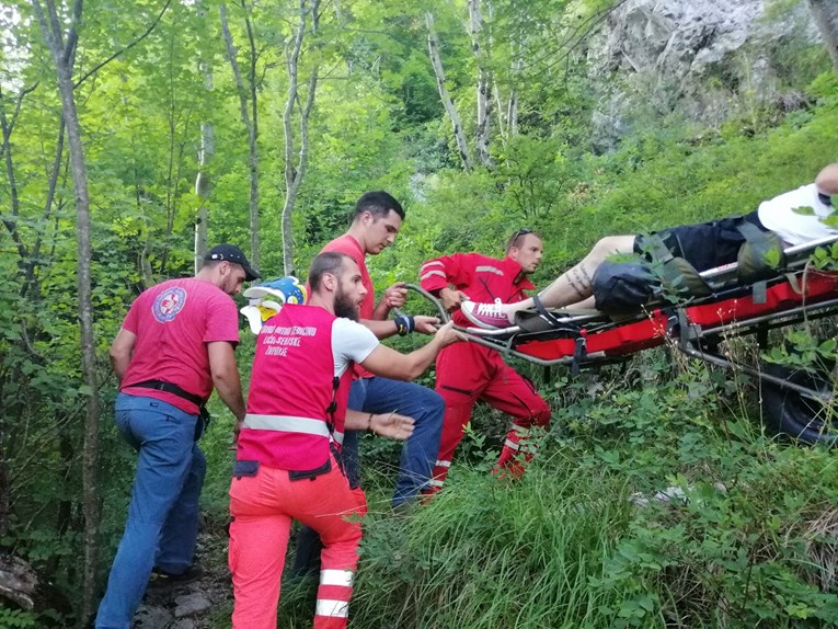 FOTO Akcija spašavanja na Plitvicama, mladić se poskliznuo sa slapa