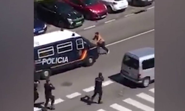 Španjolska policija privela muškarca: Napao ih katanama i vikao da ima koronavirus