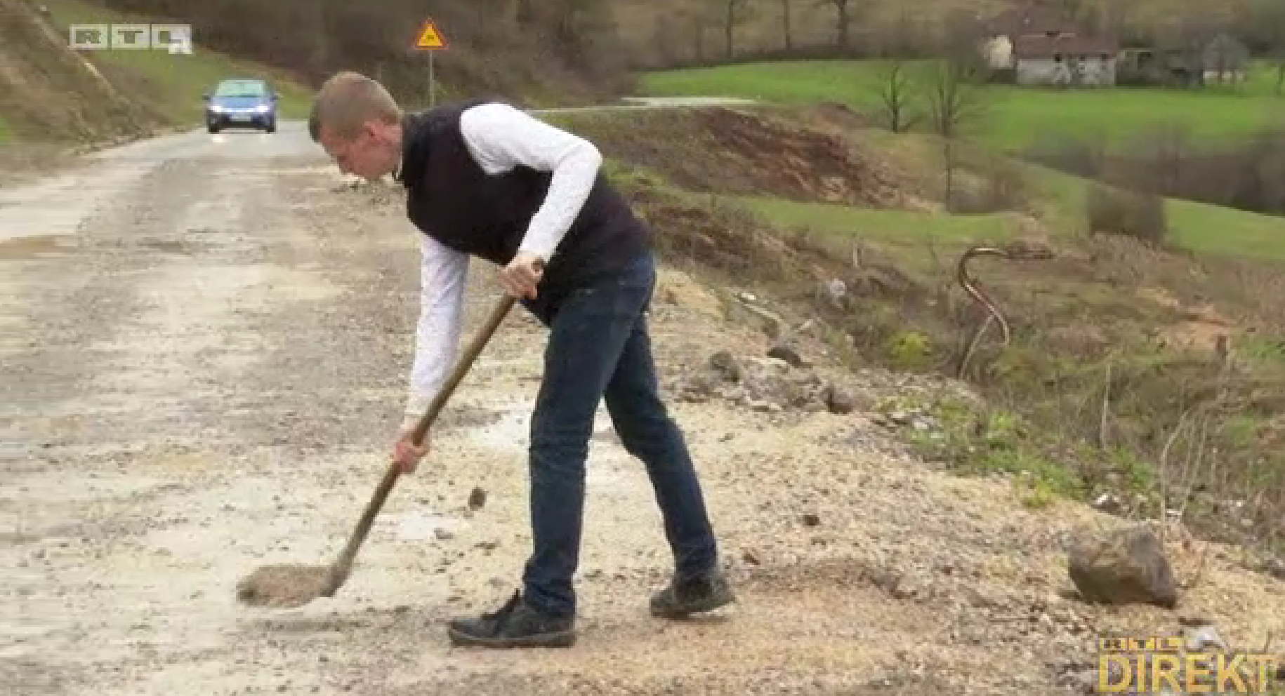 Enes (15) umjesto države krpa cestu, ali ne ide u školu: "Skupljam novac za traktor"