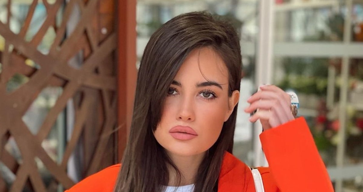 Žena Ćaleta-Cara pozirala u dresu i mazila trudnički trbuh: Sretno, tatice