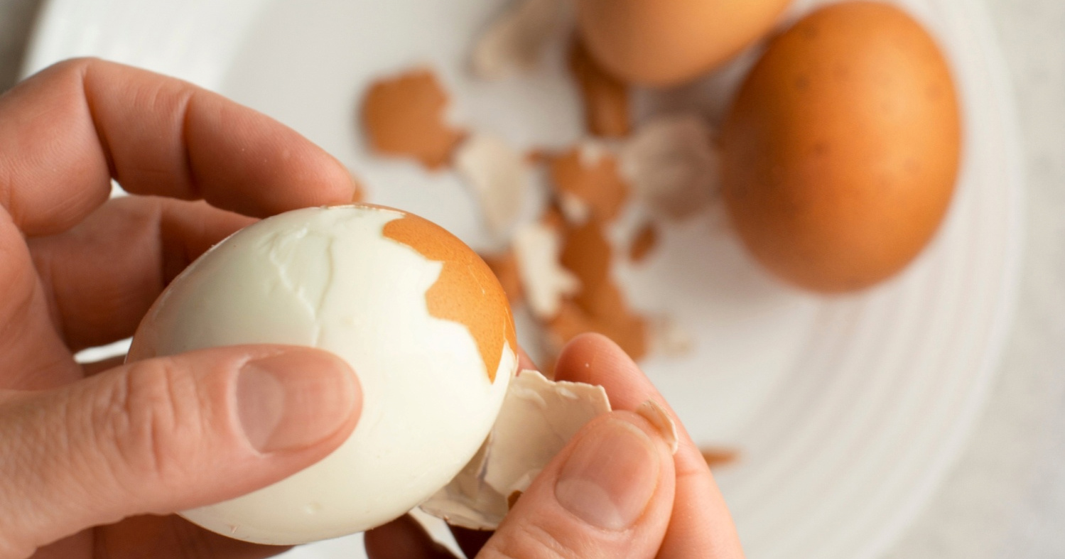 Ljuska se lijepi za jaje? Isprobajte ovaj genijalan trik za guljenje jaja