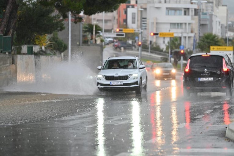 HAK upozorava: Olujno jugo, skliski kolnici i prekid pomorskih linija
