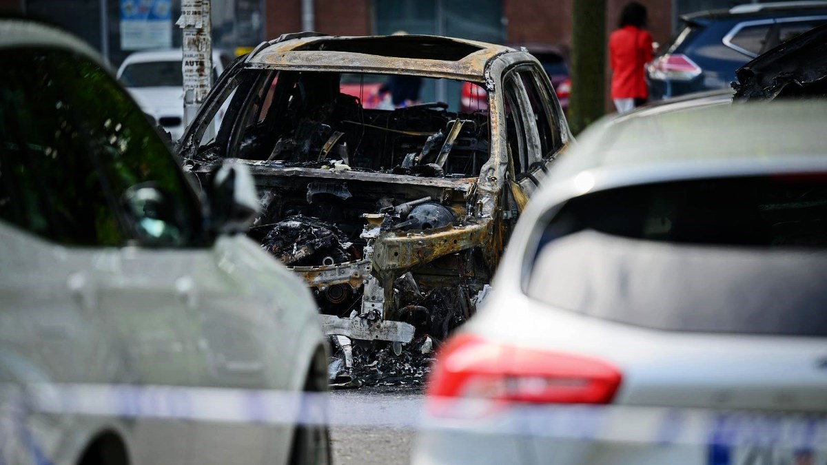 Netko je u Sesvetama pred obiteljskom kućom zapalio Opel i Mercedes