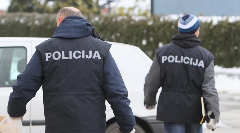 Četvero optuženih zbog brutalnog premlaćivanja starijeg para u Podravini. Žena umrla