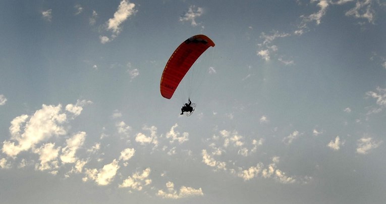 Instruktor letenja pao paraglajderom u Istri