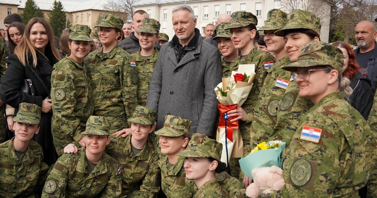 Thompson i supruga pozirali s mladim ročnicama