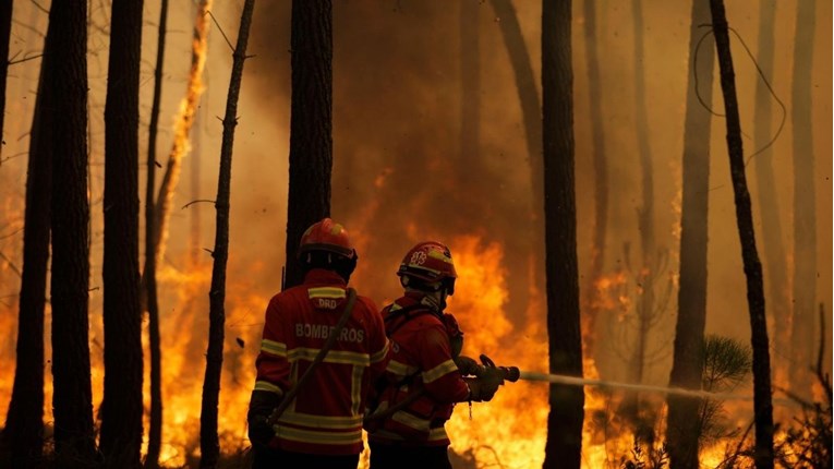 Veliki šumski požari u Portugalu, poginuo jedan vatrogasac