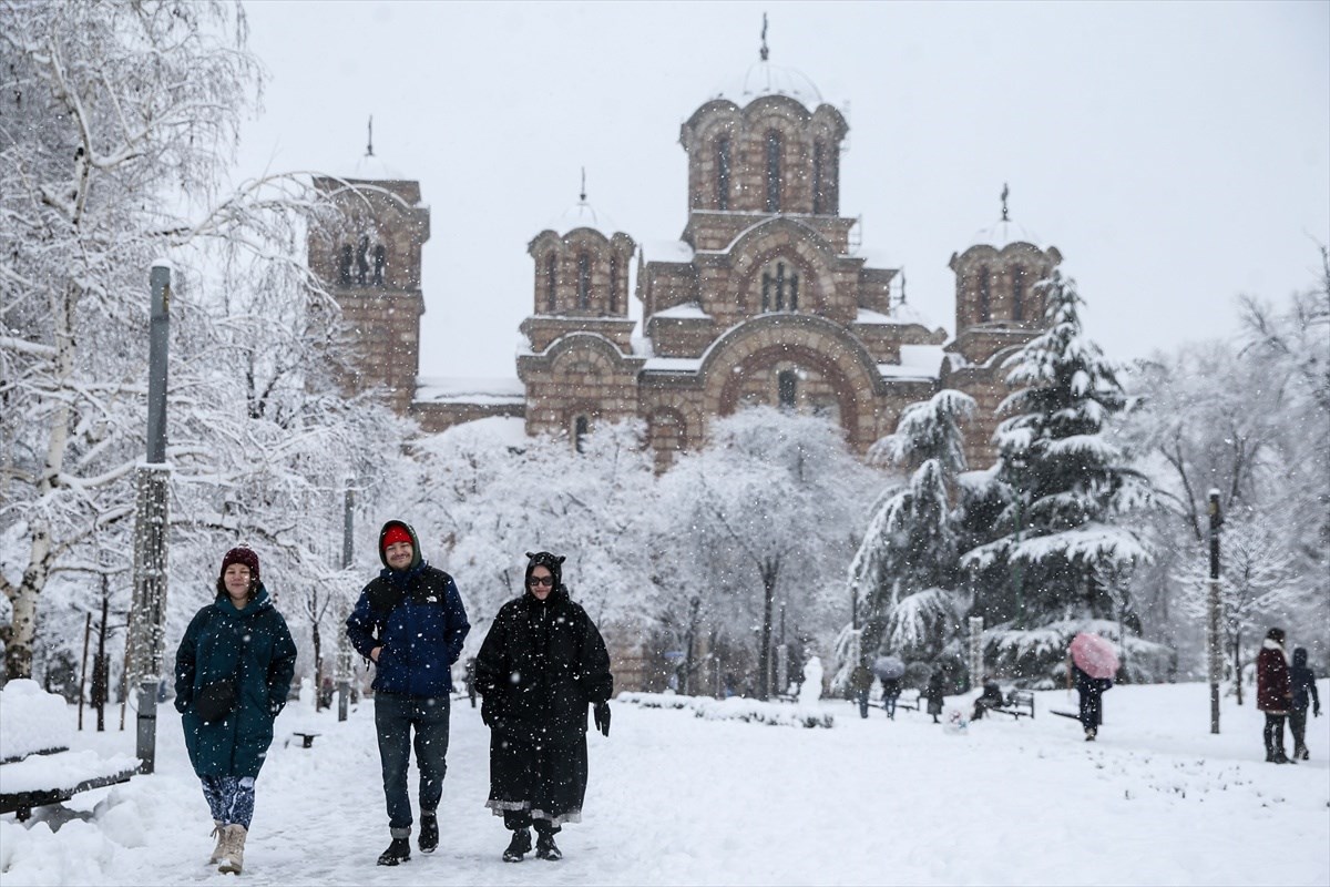FOTO Snijeg zabijelio Beograd. Otkazani letovi, brojni problemi u prometu
