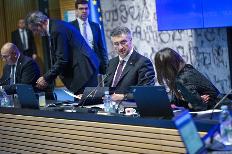 Propali pregovori o povećanju osnovice plaće javnih službi. Vlada kaže da nema novca