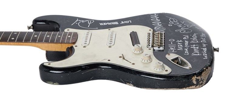 Gitara koju je Cobain razbio na pozornici prodana za gotovo 600 tisuća dolara