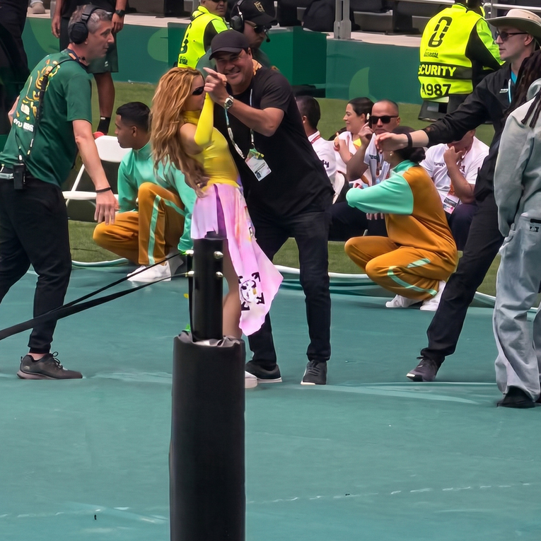 VIDEO Shakiru osoblje požurivalo pri izlasku sa stadiona, a njoj se samo - plesalo