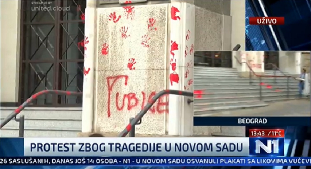 FOTO Ljudi ostavljaju "krvave" tragove ruku po Beogradu