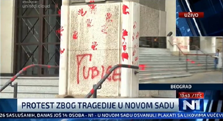 FOTO Ljudi ostavljaju "krvave" tragove ruku po zgradama institucija u Beogradu