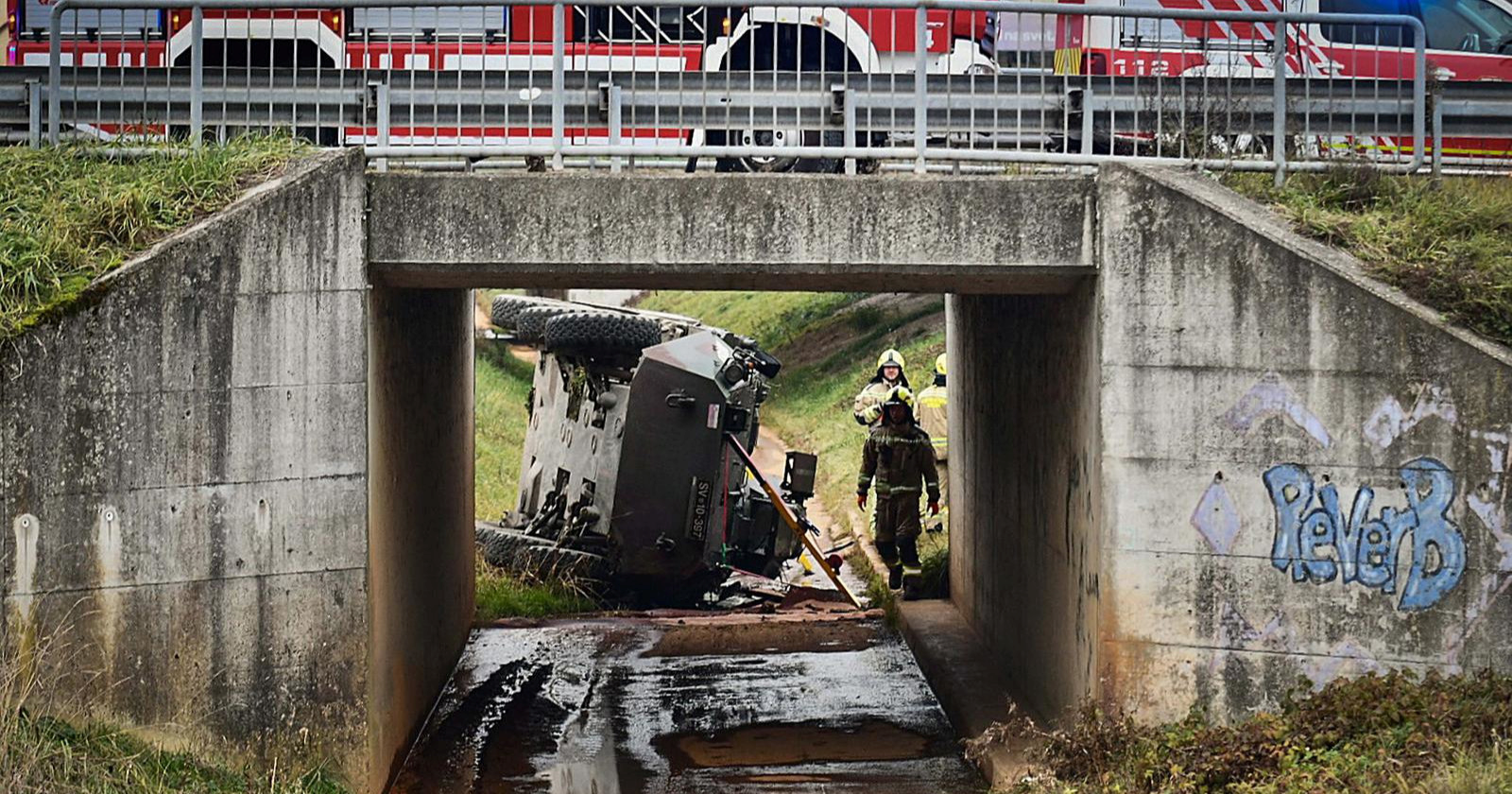 FOTO Vojni transporter sletio s ceste u Sloveniji