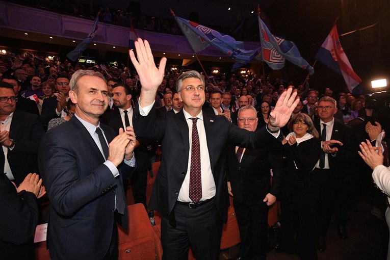 Plenković uz pjesmu Eye of the Tiger ušao među HDZ-ovce u Čakovcu. Fotke su hit