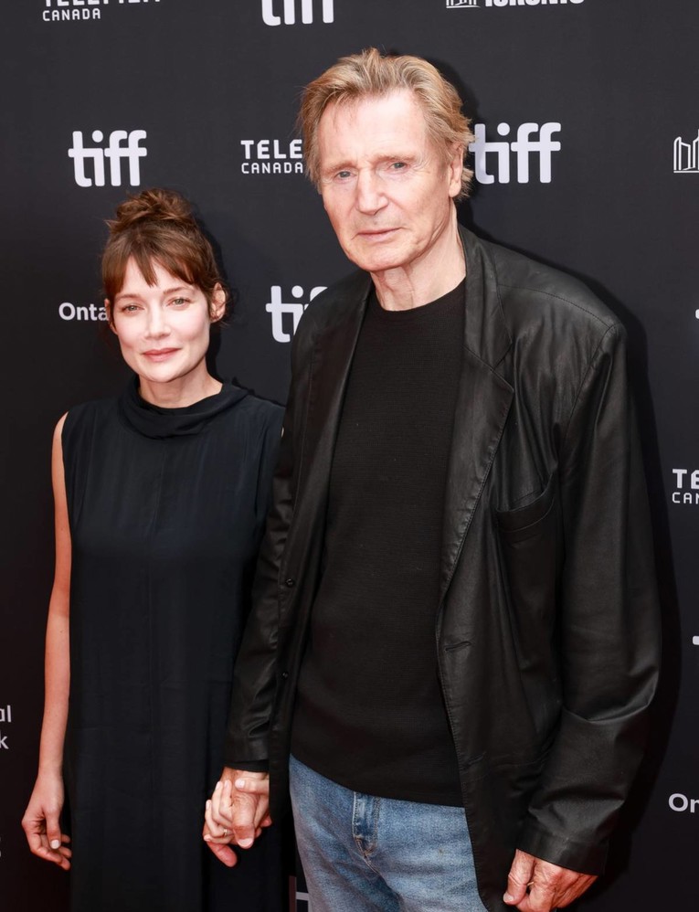 Liam Neeson (74) i Stella Stocker privukli pažnju zbog bliskosti na crvenom tepihu
